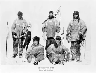 Scott, Wilson, Oates, Bowers e Evans no Pólo Sul, 1912 (foto do bw)